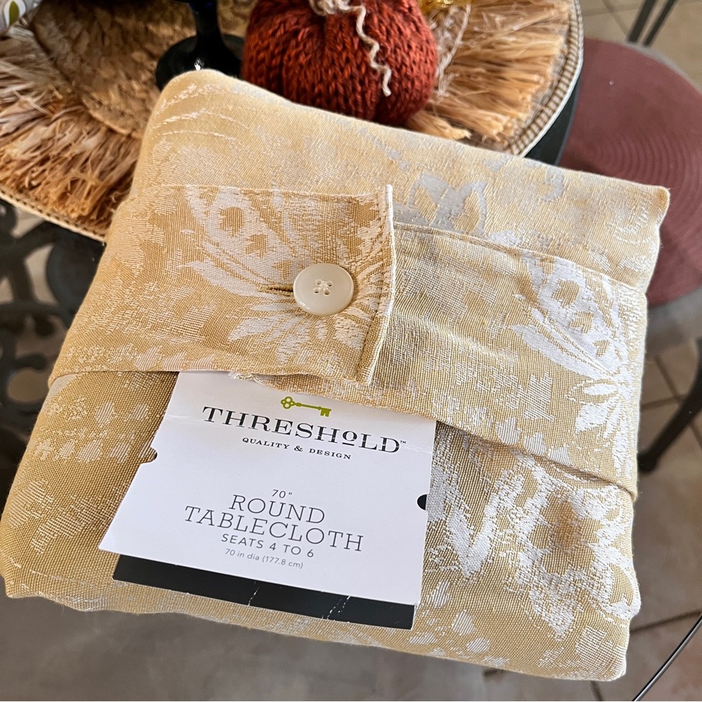 NWT Threshold Floral Round Tablecloth